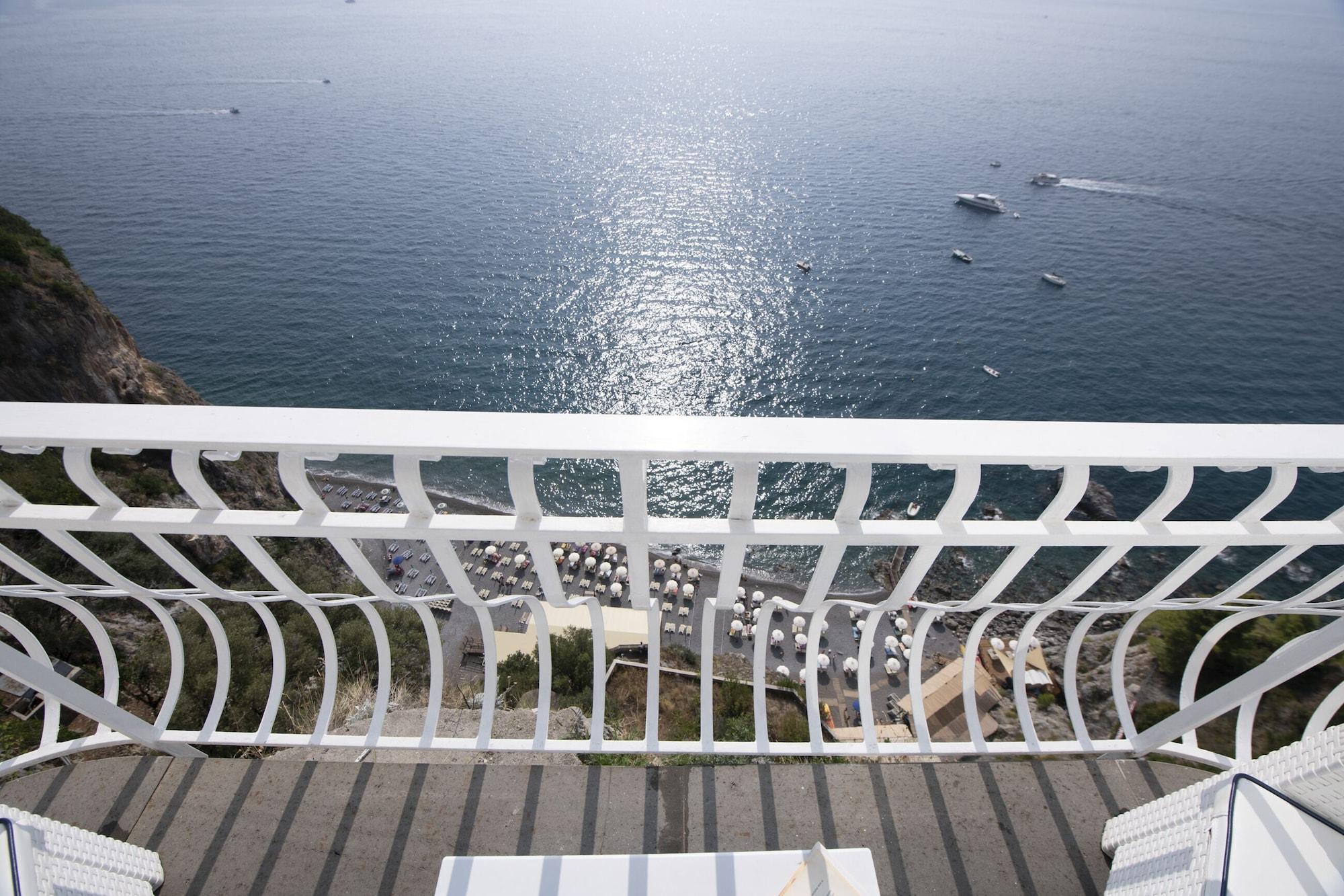 Hotel La Ninfa Amalfi Bagian luar foto